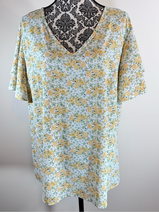 BloomChic Tops - Bloomchic Women's Yellow Floral V-Neck Top size 16